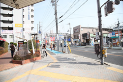 2.1番出口を出ましたら、左前方向にお進みください。